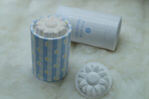 花柄の湿式パルプトレイと「Lazy Sunday Brush Stick」ブラシスティック製品の写真