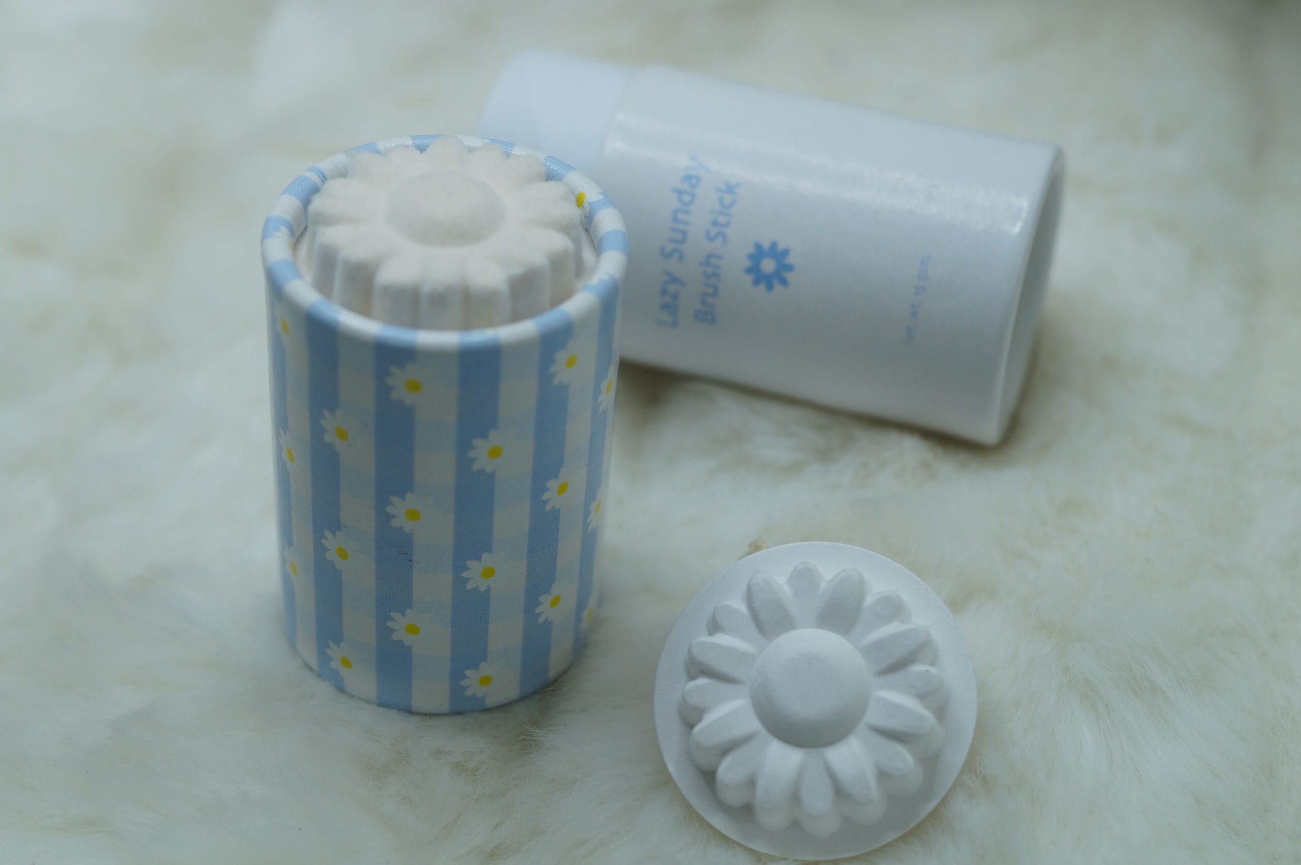 花柄の湿式パルプトレイと「Lazy Sunday Brush Stick」ブラシスティック製品の写真
