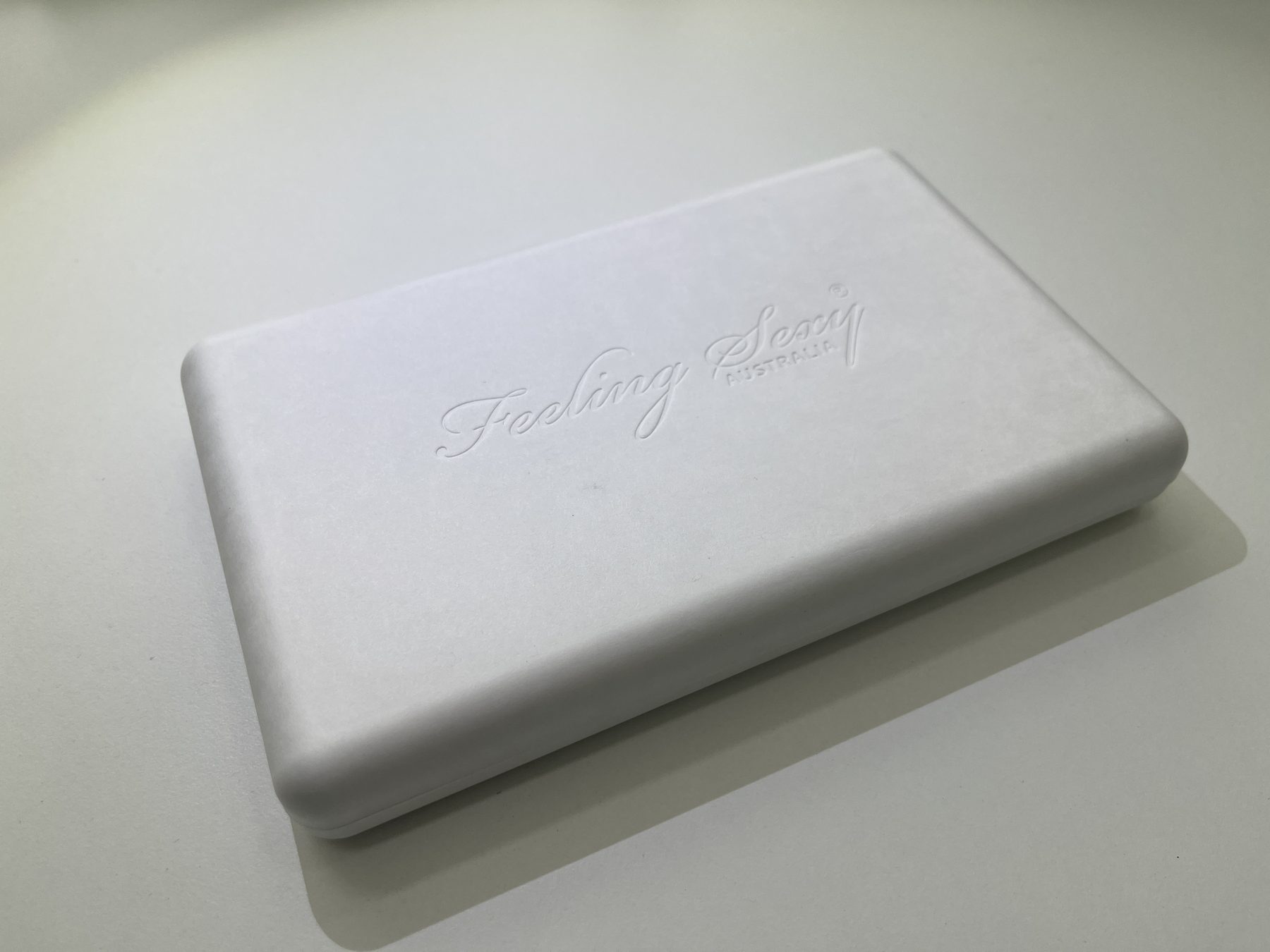 「Feeling Sensy Australia」のロゴをエンボス加工した白いパッケージボックス全体の写真