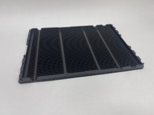 電子部品収納用の黒いESD（静電気防止）トレイの写真