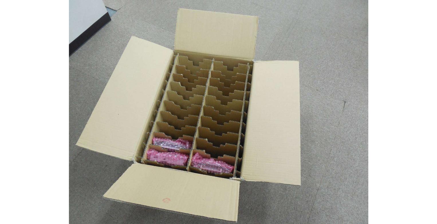 井桁状の紙製仕切りで製品を1本ずつ固定した梱包例