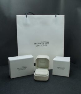 THE PHOSPHATE COLLECTION by TOK KWANGのロゴが入った白い紙製ショッパー（手提げ紙袋）